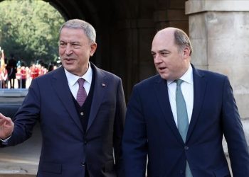 سفر وزیر دفاع ترکیه به انگلستان