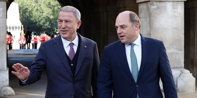 سفر وزیر دفاع ترکیه به انگلستان