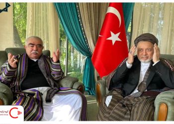 تصویر پرحاشیه رهبران فراری افغانستان در کنار پرچم ترکیه