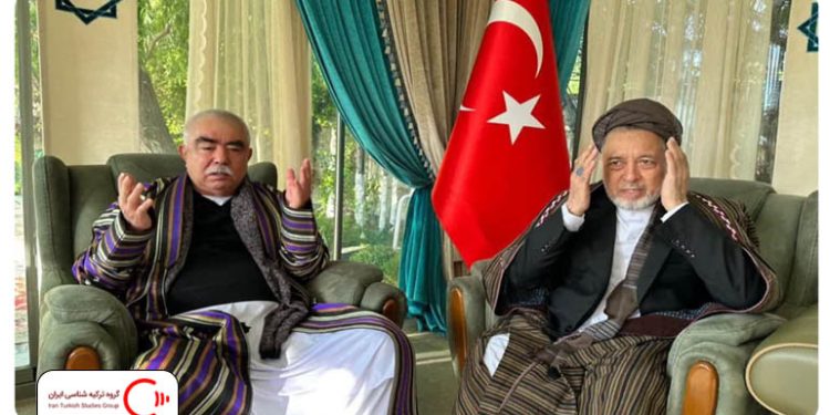 تصویر پرحاشیه رهبران فراری افغانستان در کنار پرچم ترکیه