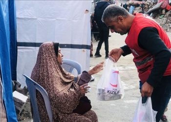 Turkish Red Crescent distributes hot food during Ramadan in Gaza