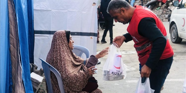 Turkish Red Crescent distributes hot food during Ramadan in Gaza