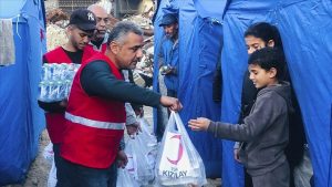 Turkish Red Crescent distributes hot food during Ramadan in Gaza