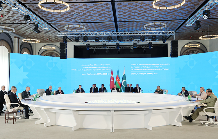 إردوغان يشارك في حفل افتتاح مطار لاتشين والقمة الثلاثية