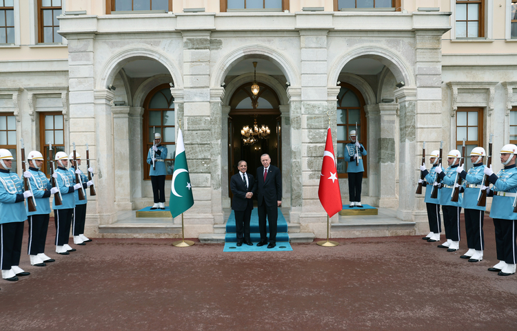 Türkiye Cumhurbaşkanı ve Pakistan Başbakanı İstanbul'da Bir Araya Geldi