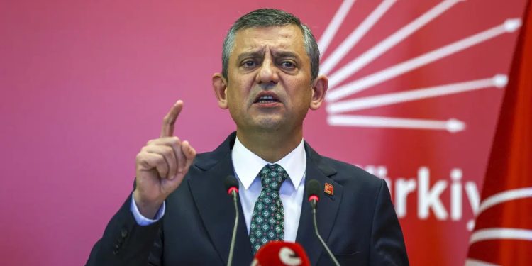 رهبر CHP بر ضرورت ایجاد فرصت ها برای جوانان در ترکیه تأکید کرد