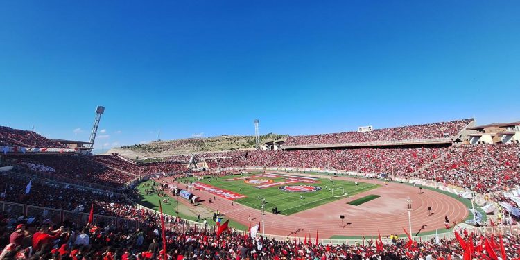 İran'da şampiyon olan Traktör'ün taraftarı 15 dakika boyunca kesintisiz tezahüratla dünya rekoru kırdı