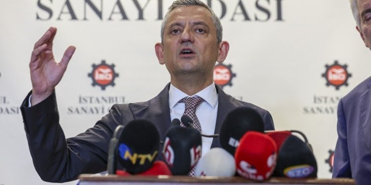 اوزگور اوزل: ما از کسانی نیستیم که نتوانند در خیابان راه بروند