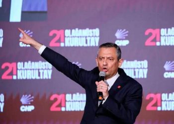 حمله فیزیکی به اوزگور اوزل در مراسم وداع سری ثریا اوندر