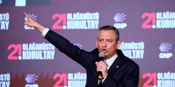 حمله فیزیکی به اوزگور اوزل در مراسم وداع سری ثریا اوندر