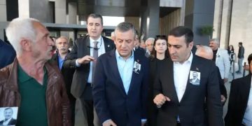 در روزهای اخیر، حمله‌ای فیزیکی به اوزگور اوزل، رئیس حزب جمهوری خواه خلق ترکیه در مقابل مرکز فرهنگی آتاترک رخ داد. مهاجم سلچوک تنگیوغلو، که سابقه کیفری دارد، توسط نیروهای پلیس بازداشت شد و تحقیقات درباره انگیزه‌ها و سوابق او ادامه دارد.