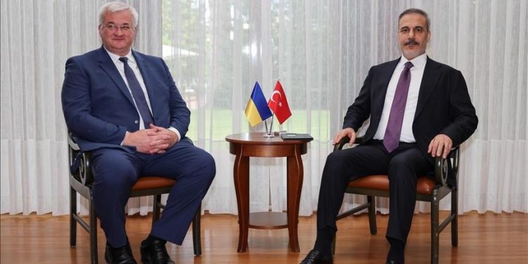 رایزنی وزرای خارجه ترکیه و اوکراین درباره مذاکرات صلح استانبول