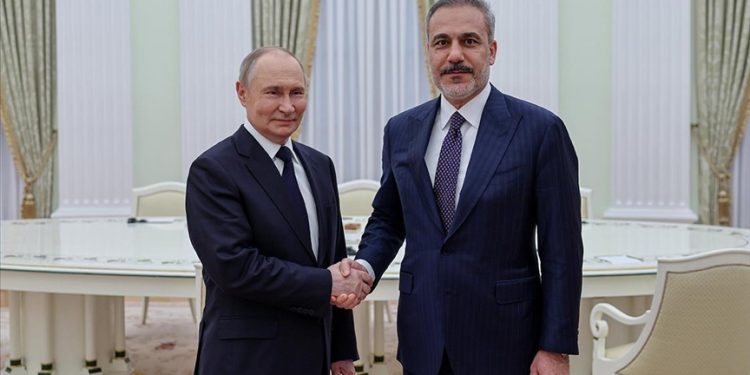 هاکان فیدان، وزیر امور خارجه ترکیه، در جریان سفر رسمی خود به مسکو با ولادیمیر پوتین دیدار و گفتگو کرد. این ملاقات که در کاخ کرملین برگزار شد، حدود دو ساعت به طول انجامید و طرفین درباره آخرین تحولات جنگ اوکراین و راه‌های پایان دادن به آن بحث کردند.