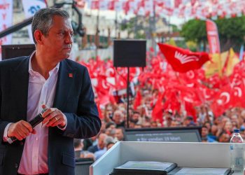 تجمع حزب جمهوری خواه خلق در آنتالیا در حمایت از امام اوغلو