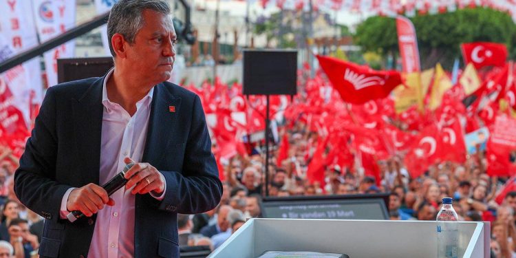 تجمع حزب جمهوری خواه خلق در آنتالیا در حمایت از امام اوغلو