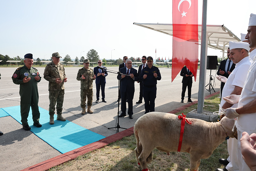 Erdoğan and Turkey’s Defense Minister Meet with Military Personnel on Eid al-Adha