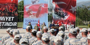 اردوغان و وزیر دفاع ترکیه با نیروهای نظامی در عید قربان دیدار کردند