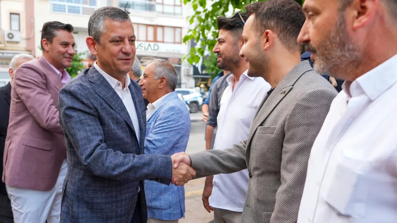 اوزگور اوزل در مراسم نماز عید قربان به انتقاد از دولت ترکیه پرداخت