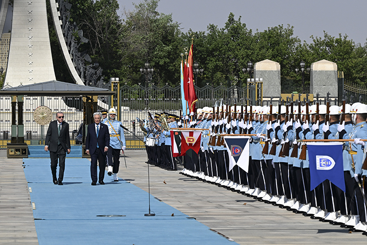 Türkiye Cumhurbaşkanı, Kazakistan Cumhurbaşkanı'nı resmi törenlerle ağırladı