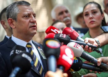 اوزگور اوزل: ادعای دولت درباره مدیریت آتش سوزی ها بزرگترین دروغ است