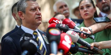 اوزگور اوزل: ادعای دولت درباره مدیریت آتش سوزی ها بزرگترین دروغ است