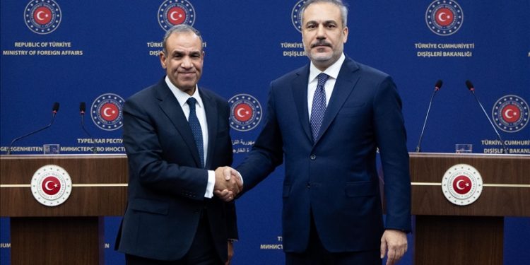 وزرای خارجه ترکیه و مصر درباره بحران انسانی در غزه گفت‌وگو کردند