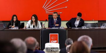 اوزگور اوزل در مقام ریاست حزب جمهوری خواه خلق ترکیه باقی ماند