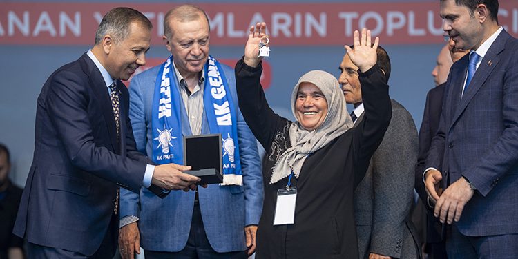 رئيس جمهور تركيه كليد سيصدهزار خانه را به آسيب ديدگان زلزله تحويل داد