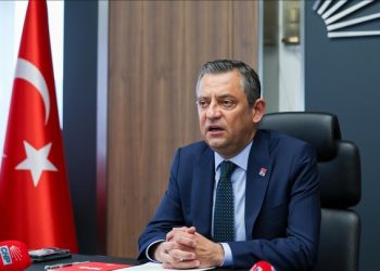 اوزگور اوزل نقشه راه حزب را در استانبول اعلام کرد؛ واکنش تند به اظهارات اردوغان