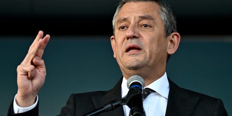 اوزگور اوزل: دل ما با علویان یکی است