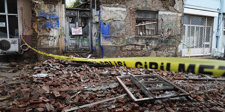 زلزله ۶.۱ ریشتری سیندیرگی در بالیکسیر ترکیه را لرزاند