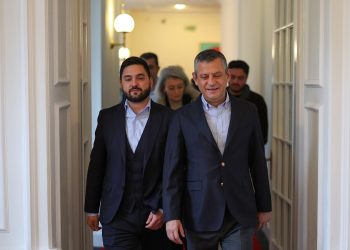 اوزگور اوزل در سوئیس پیروزی قطعی CHP را اعلام کرد