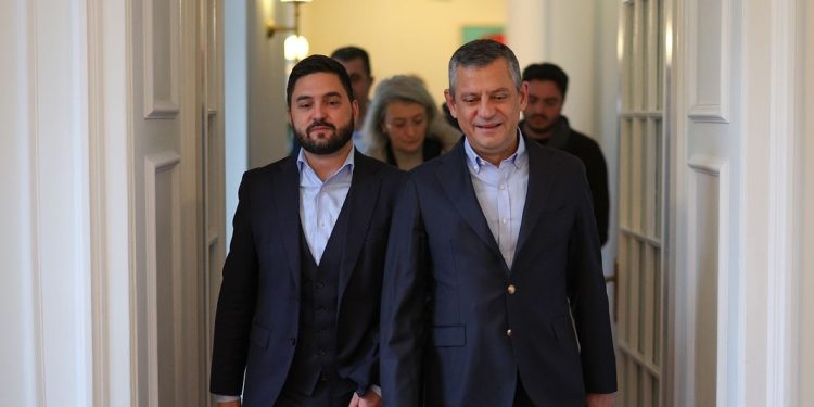 اوزگور اوزل در سوئیس پیروزی قطعی CHP را اعلام کرد