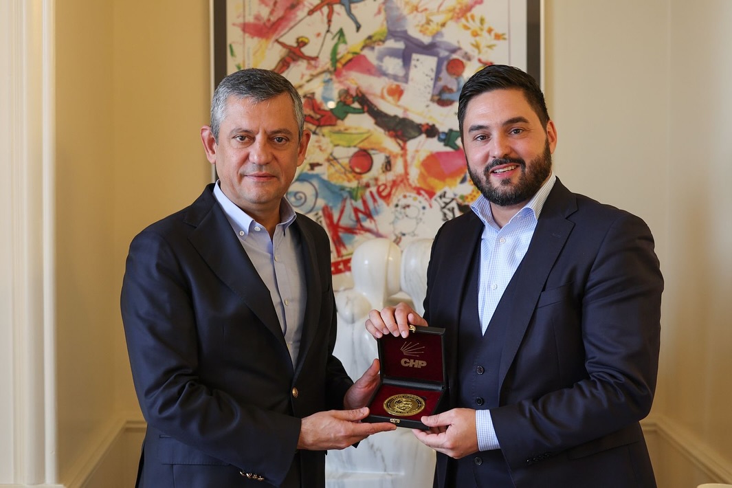 اوزگور اوزل در سوئیس پیروزی قطعی CHP را اعلام کرد