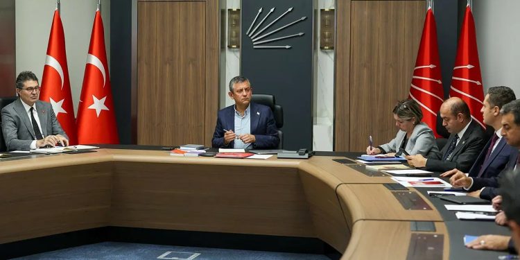 اوزل: دادگاه قلیچداراوغلو باید از نزدیک پیگیری شود