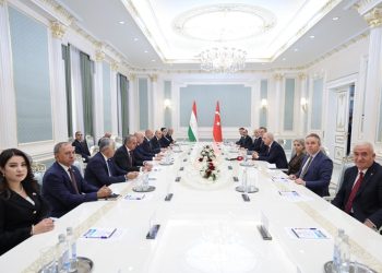 رئيس مجلس الأمة الكبير التركي يلتقي كبار المسؤولين في طاجيكستان