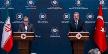 تاکید عراقچی در آنکارا بر توافق هسته ای عادلانه