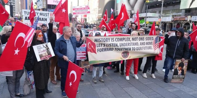 New Yorklu Türk asıllı Amerikalılardan belediye başkanına protesto