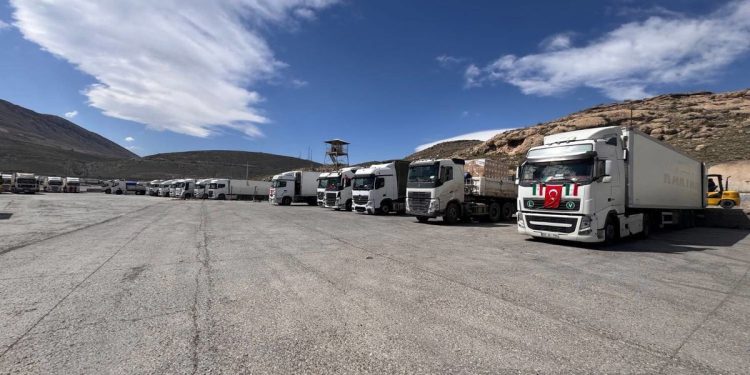 ورود ۱۶ تریلی دارو و تجهیزات درمانی ترکیه از مرز بازرگان