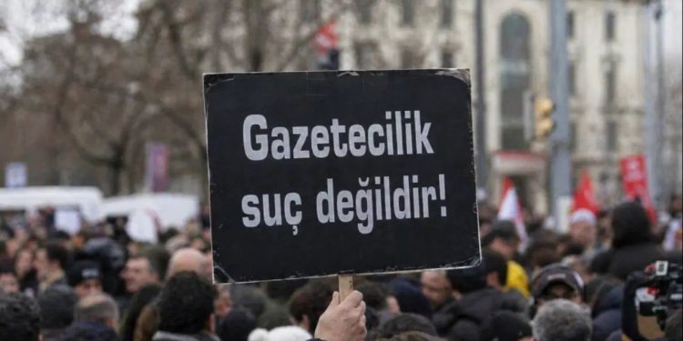 Nationwide protest by Turkish journalists against detentions