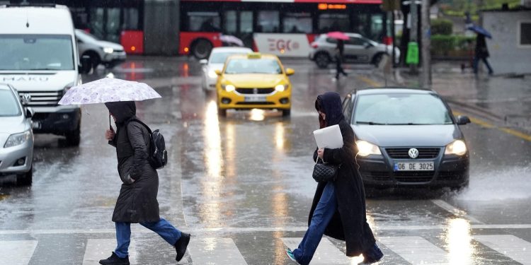 Forecast of widespread showers and thunderstorms in Turkey